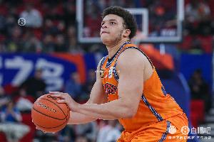 你咋看？洛夫顿戳裁判脸停1场罚5万 此前赵睿冲撞裁判停5场罚10万