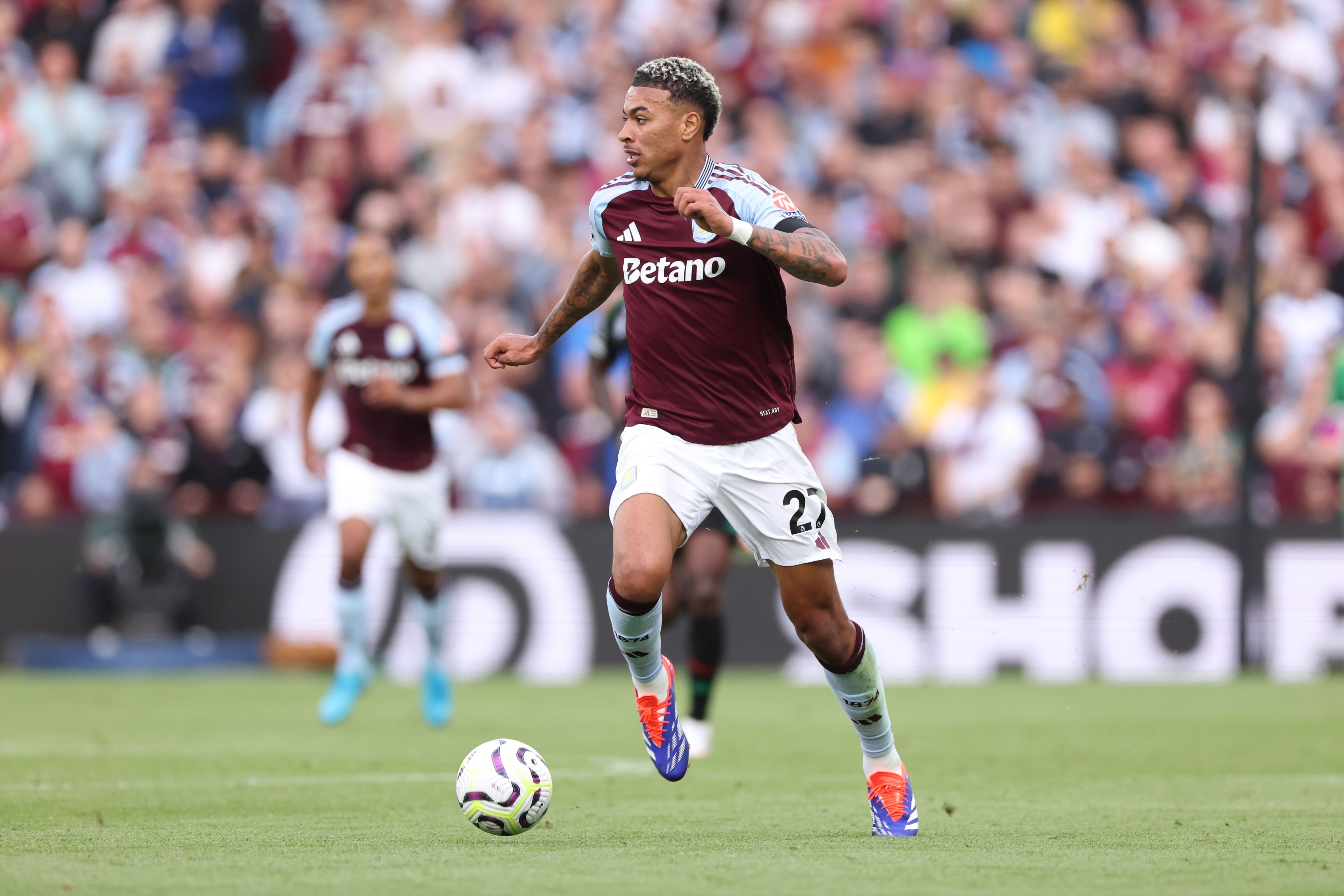 开云登录入口地址-热刺将引援目光转向维拉前锋罗杰斯，西蒙斯等攻击手亦在名单之中